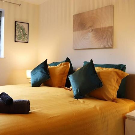 Cosy 3 Bedroom 2 Bathroom House With Parking Sheldon  외부 사진