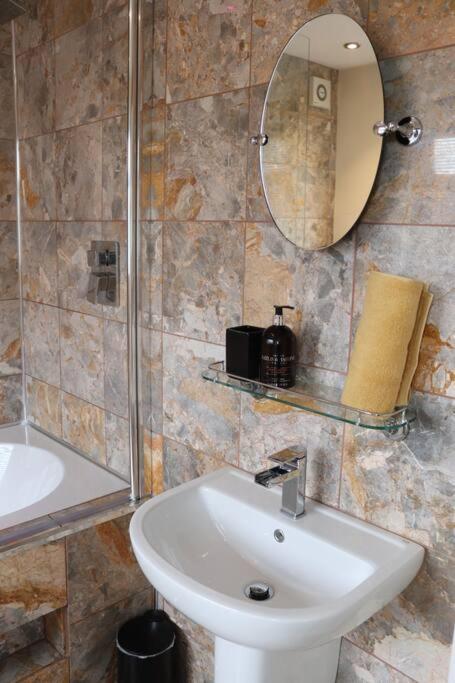 Cosy 3 Bedroom 2 Bathroom House With Parking Sheldon  외부 사진