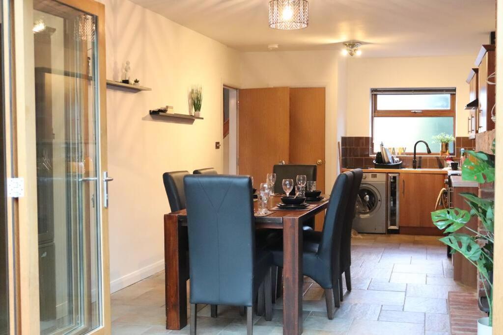 Cosy 3 Bedroom 2 Bathroom House With Parking Sheldon  외부 사진