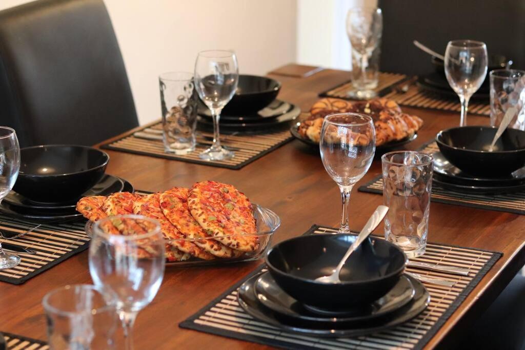 Cosy 3 Bedroom 2 Bathroom House With Parking Sheldon  외부 사진