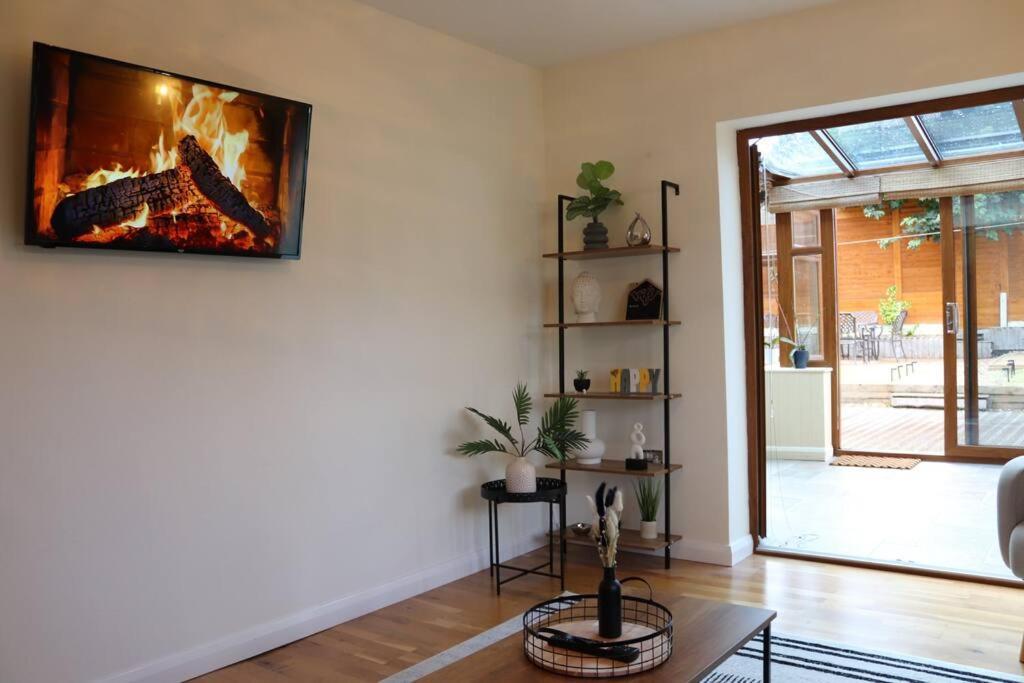 Cosy 3 Bedroom 2 Bathroom House With Parking Sheldon  외부 사진