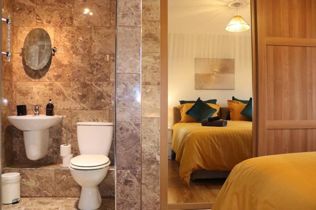 Cosy 3 Bedroom 2 Bathroom House With Parking Sheldon  외부 사진