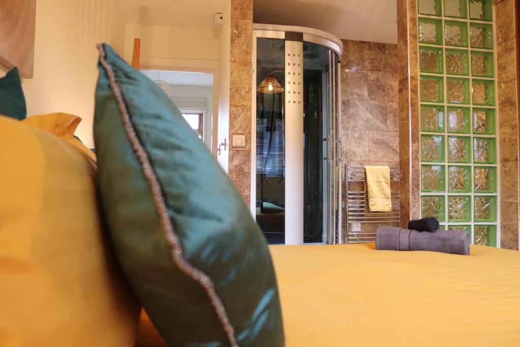 Cosy 3 Bedroom 2 Bathroom House With Parking Sheldon  외부 사진