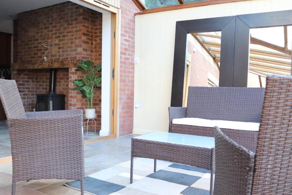 Cosy 3 Bedroom 2 Bathroom House With Parking Sheldon  외부 사진